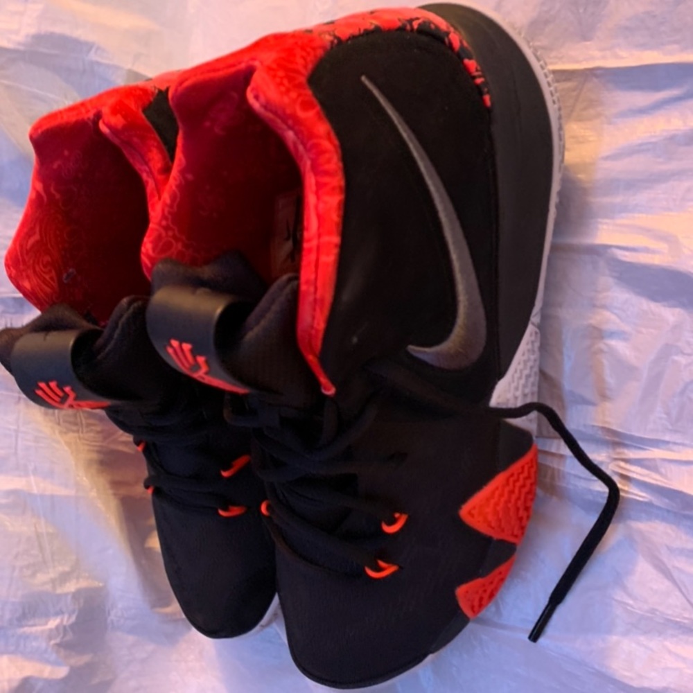 Nike kyrie 4s! Size 10.5! Very good condition!